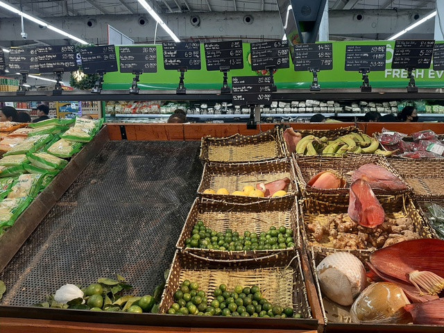 Quầy rau xanh chưa kịp tiếp thêm hàng. Quầy rau xanh chưa kịp tiếp thêm hàng.