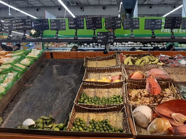 Quầy rau xanh chưa kịp tiếp thêm hàng.