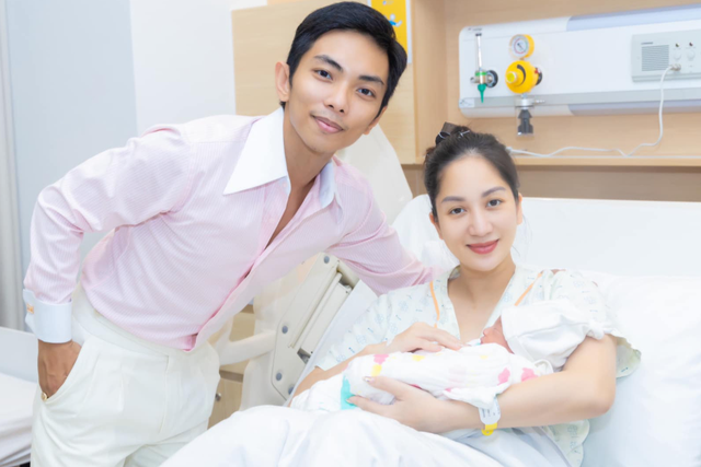 Khánh Thi rạng rỡ sau khi sinh con thứ ba cho Phan Hiển. Ảnh: FBNV