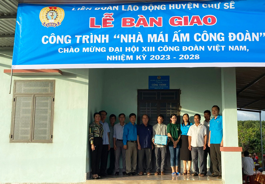 Liên đoàn Lao động huyện Chư Sê bàn giao công trình "Nhà mái ấm Công đoàn" cho đoàn viên khó khăn về nhà ở. Ảnh: Hà Phương Liên đoàn Lao động huyện Chư Sê bàn giao công trình "Nhà mái ấm Công đoàn" cho đoàn viên khó khăn về nhà ở. Ảnh: Hà Phương