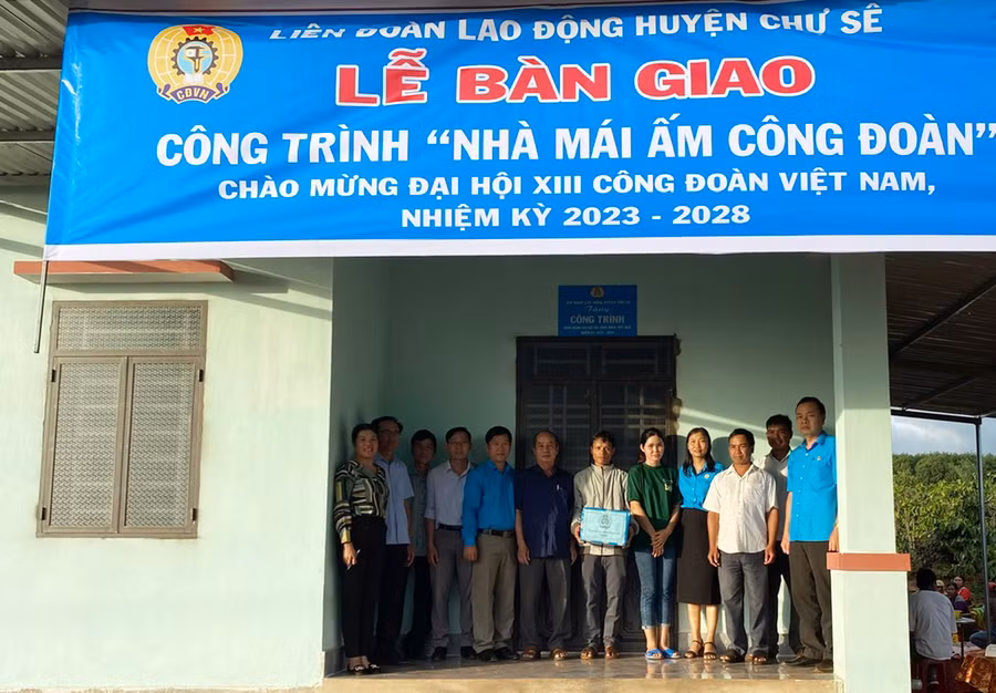 Liên đoàn Lao động huyện Chư Sê bàn giao công trình "Nhà mái ấm Công đoàn" cho đoàn viên khó khăn về nhà ở. Ảnh: Hà Phương
