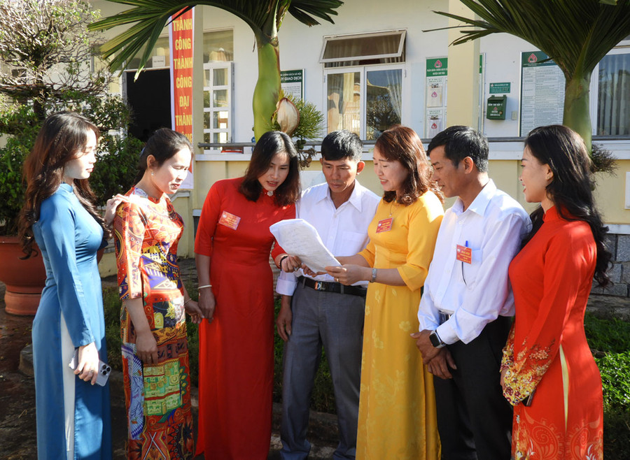 Cán bộ xã Nghĩa Hưng (huyện Chư Păh) trao đổi công tác chuyên môn. Ảnh: T.N Cán bộ xã Nghĩa Hưng (huyện Chư Păh) trao đổi công tác chuyên môn. Ảnh: T.N