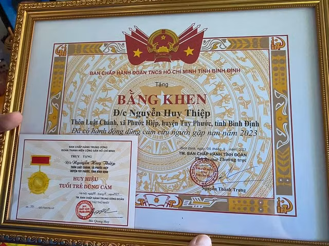 Truy tặng Huy hiệu 'Tuổi trẻ dũng cảm' cho thanh niên cứu người bị đuối nước - Ảnh 1. T.Ư Đoàn truy tặng Huy hiệu "Tuổi trẻ dũng cảm" cho Nguyễn Huy Thiệp. TỈNH ĐOÀN BÌNH ĐỊNH