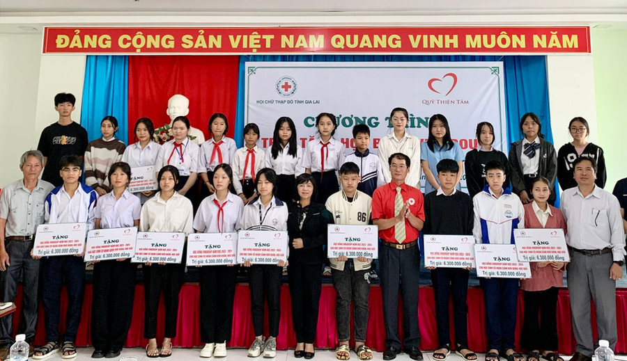 Đại diện Hội Chữ thập đỏ tỉnh và Quỹ Thiện Tâm (Tập đoàn Vingroup) trao học bổng cho các em học sinh. Ảnh: N.N Đại diện Hội Chữ thập đỏ tỉnh và Quỹ Thiện Tâm (Tập đoàn Vingroup) trao học bổng cho các em học sinh. Ảnh: N.N