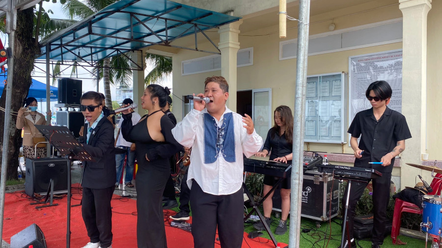 Ban nhạc đường phố biểu diễn nghệ thuật chào đón du khách. Ảnh: HOÀNG TRUNG Ban nhạc đường phố biểu diễn nghệ thuật chào đón du khách. Ảnh: HOÀNG TRUNG