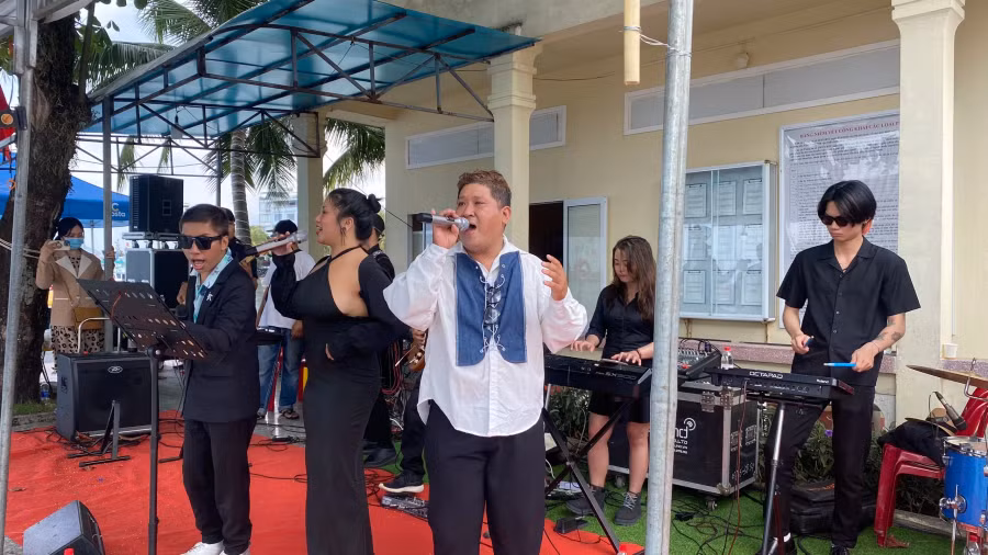 Ban nhạc đường phố biểu diễn nghệ thuật chào đón du khách. Ảnh: HOÀNG TRUNG