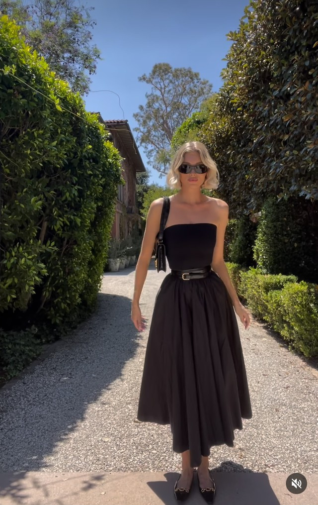 Mẫu chân váy xếp ly chữ A ghi điểm nữ tính và bay bổng, phù hợp để diện trong những ngày nóng bức vì đem đến cảm giác nhẹ mát, item này được nữ model mix cùng áo cúp ngực sơ vin gọn gàng bằng thắt lưng đem lại hình ảnh vừa dịu dàng lại vô cùng quyến rũ Mẫu chân váy xếp ly chữ A ghi điểm nữ tính và bay bổng, phù hợp để diện trong những ngày nóng bức vì đem đến cảm giác nhẹ mát, item này được nữ model mix cùng áo cúp ngực sơ vin gọn gàng bằng thắt lưng đem lại hình ảnh vừa dịu dàng lại vô cùng quyến rũ