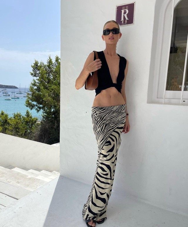 Đi du lịch ở biển, thiên thần nội y Victoria's Secret chọn mẫu chân váy maxi họa tiết ngựa vằn độc đáo cạp trễ mix cùng áo xẻ sâu khoe vòng 1 hun hút và vòng eo thon thả đầy gợi cảm. Dép bệt là phụ kiện mà cô thêm vào outfit để linh hoạt trong việc di chuyển Đi du lịch ở biển, thiên thần nội y Victoria's Secret chọn mẫu chân váy maxi họa tiết ngựa vằn độc đáo cạp trễ mix cùng áo xẻ sâu khoe vòng 1 hun hút và vòng eo thon thả đầy gợi cảm. Dép bệt là phụ kiện mà cô thêm vào outfit để linh hoạt trong việc di chuyển