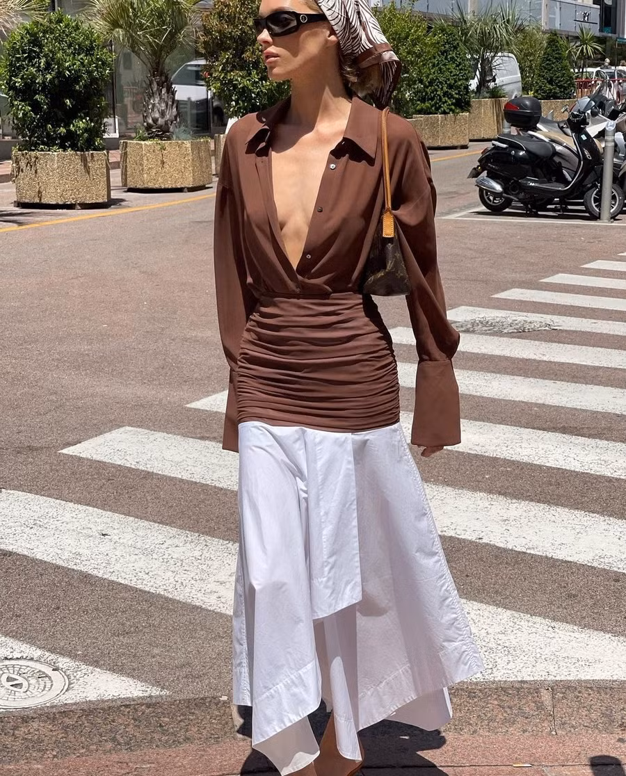 Nữ model khoe phong cách street style sang chảnh với combo chân váy maxi, áo blouse xẻ ngực trễ nải, khăn turban, kính mắt thời trang... Cách mix trên tối dưới sáng giúp Elsa Hosk thu hút mọi ánh nhìn khi dạo phố