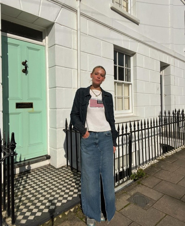 Trên trang cá nhân nữ model Tam chọn style xuống phố vô cùng khỏe khoắn, năng động gồm chân váy maxi denim xẻ trước phối cùng áo thun và khoác bên ngoài là áo denim dáng ngắn. Chân váy maxi là item không chỉ che khuyết điểm cho đôi chân hiệu quả mà item này còn hack dáng tối đa cho người mặc Chân váy maxi sẽ mang đến nét nữ tính và bay bổng cho phái đẹp. Ngoài ra, món thời trang này còn giúp vẻ ngoài trở nên nổi bật và sang trọng hơn. Cùng nhiều kiểu dáng với nhiều biến tấu diện item này sẽ giúp phong cách của chị em dạo phố cũng như đi làm đều thanh lịch, thời thượng. Ảnh: InstaNV Trên trang cá nhân nữ model Tam chọn style xuống phố vô cùng khỏe khoắn, năng động gồm chân váy maxi denim xẻ trước phối cùng áo thun và khoác bên ngoài là áo denim dáng ngắn. Chân váy maxi là item không chỉ che khuyết điểm cho đôi chân hiệu quả mà item này còn hack dáng tối đa cho người mặc Chân váy maxi sẽ mang đến nét nữ tính và bay bổng cho phái đẹp. Ngoài ra, món thời trang này còn giúp vẻ ngoài trở nên nổi bật và sang trọng hơn. Cùng nhiều kiểu dáng với nhiều biến tấu diện item này sẽ giúp phong cách của chị em dạo phố cũng như đi làm đều thanh lịch, thời thượng. Ảnh: InstaNV