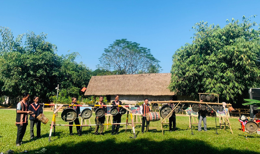 Đồng bào Bahnar và Jrai hòa tấu nhạc cụ dân tộc tại sự kiện Ngày hội Đại Đoàn Kết - Cội nguồn dân tộc. Ảnh: Võ Thanh Thảo