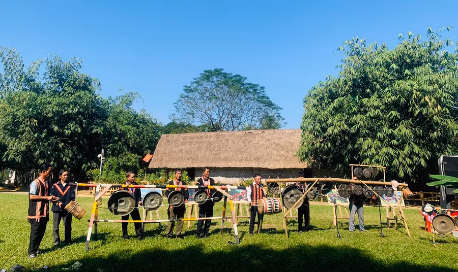 Đồng bào Bahnar và Jrai hòa tấu nhạc cụ dân tộc tại sự kiện Ngày hội Đại Đoàn Kết - Cội nguồn dân tộc. Ảnh: Võ Thanh Thảo