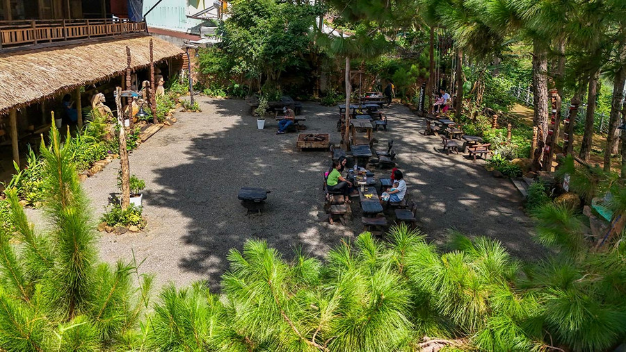 Tại Lem coffee, thực khách vừa thưởng thức cà phê vừa thưởng ngoạn vẻ đẹp của danh thắng Biển Hồ. Ảnh: Bi Ly