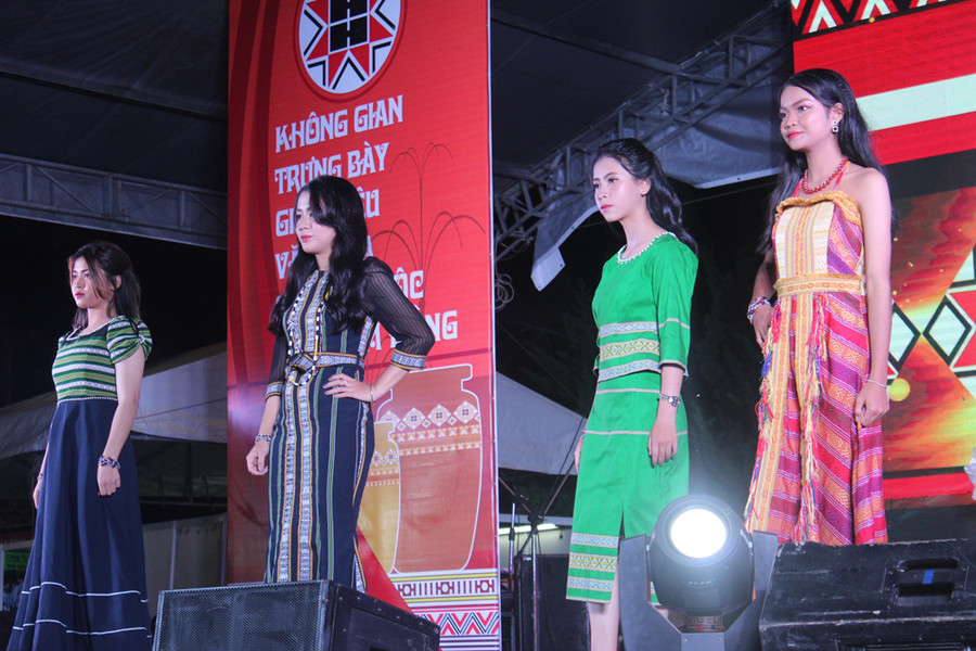 Trang phục cách điệu kết hợp hài hòa giữa truyền thống và hiện đại Trang phục cách điệu kết hợp hài hòa giữa truyền thống và hiện đại