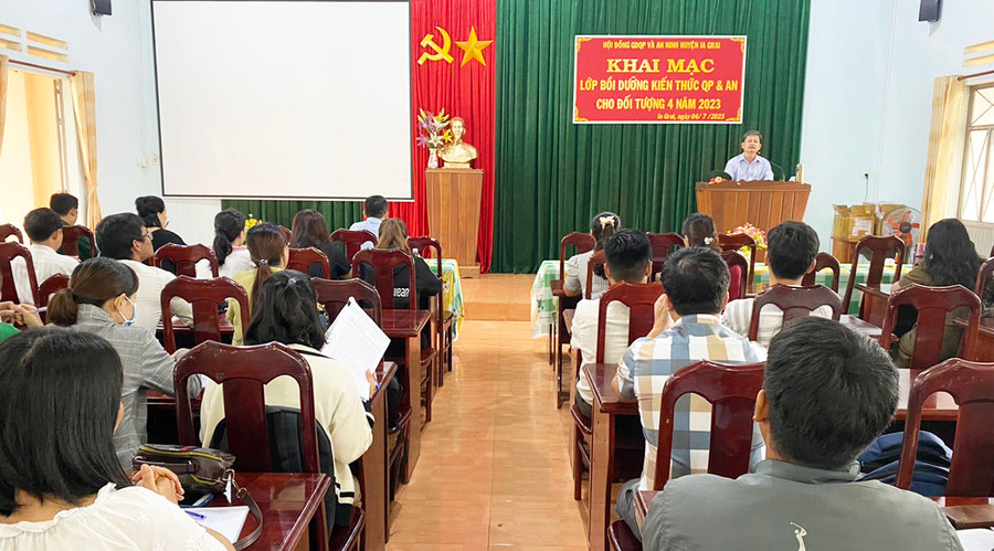 Quang cảnh khai mạc lớp bồi dưỡng kiến thức QPAN. Ảnh: Phương Lộc