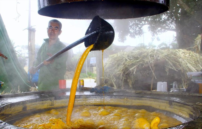 Người nấu mật mía phải đứng canh bên nồi trong nhiều giờ liền, liên tục đảo đều tay. Người nấu mật mía phải đứng canh bên nồi trong nhiều giờ liền, liên tục đảo đều tay.