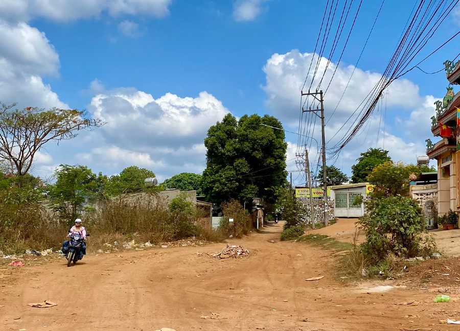 Người dân đang rất mong đợi tuyến đường nối giữa đường Lê Thánh Tôn và Trần Nhật Duật (đoạn ngang qua chợ tạm) được đầu tư, nâng cấp. Ảnh: Hà Duy Người dân đang rất mong đợi tuyến đường nối giữa đường Lê Thánh Tôn và Trần Nhật Duật (đoạn ngang qua chợ tạm) được đầu tư, nâng cấp. Ảnh: Hà Duy