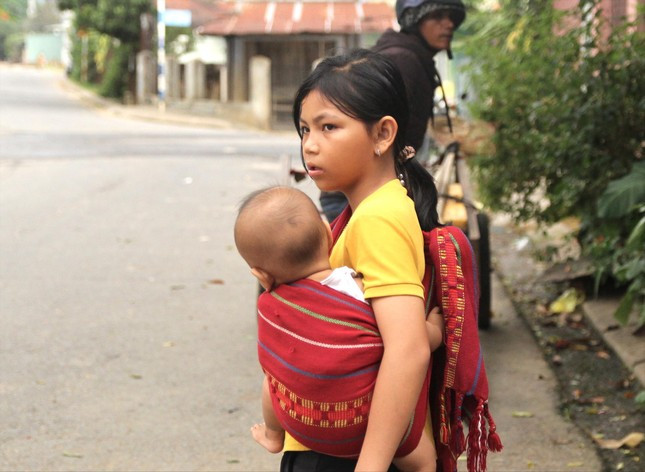 Những đứa trẻ bồng bế em