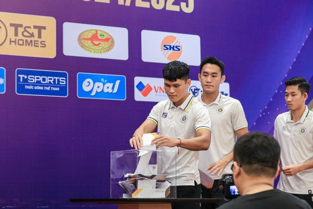 Hà Nội FC chung tay ủng hộ đồng bào vùng bão lũ để xoa dịu những nỗi đau, góp phần đưa cuộc sống sớm trở lại bình thường.