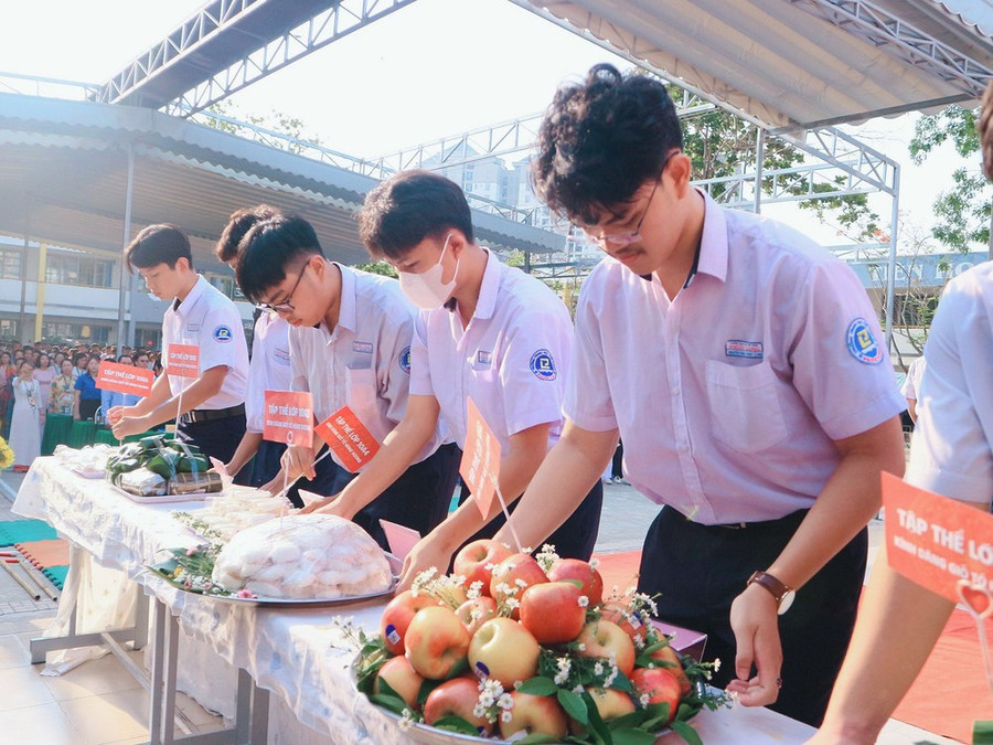 Học sinh Trường THPT Phước Long (TP Thủ Đức, TPHCM) chuẩn bị mâm cỗ dâng lên bàn thờ tưởng nhớ các vua Hùng. Ảnh: MINH THƯ Học sinh Trường THPT Phước Long (TP Thủ Đức, TPHCM) chuẩn bị mâm cỗ dâng lên bàn thờ tưởng nhớ các vua Hùng. Ảnh: MINH THƯ