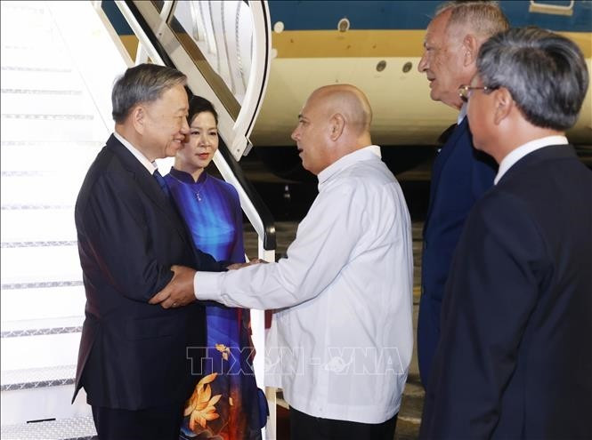 Ủy viên Bộ Chính trị, Thường trực Ban Bí thư Đảng Cộng sản Cuba Roberto Morales Ojeda đón Tổng Bí thư, Chủ tịch nước Tô Lâm và phu nhân tại sân bay quốc tế José Martí, thủ đô La Habana, Cuba. Ảnh: TTXVN Ủy viên Bộ Chính trị, Thường trực Ban Bí thư Đảng Cộng sản Cuba Roberto Morales Ojeda đón Tổng Bí thư, Chủ tịch nước Tô Lâm và phu nhân tại sân bay quốc tế José Martí, thủ đô La Habana, Cuba. Ảnh: TTXVN