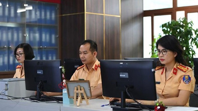 Người trúng đấu giá biển số xe siêu đẹp 51K-888.88 đã nộp tiền - Ảnh 1. Cán bộ Cục CSGT đang theo dõi phiên đấu giá. Ảnh: Chính phủ