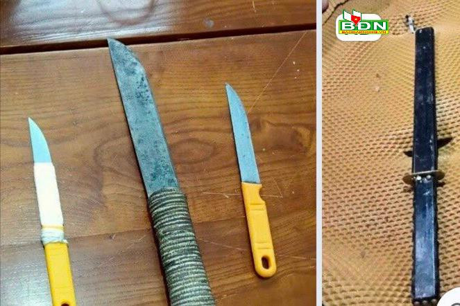 Số dao, kiếm... thu giữ trong quá trình kiểm tra xe ô tô của các đối tượng Số dao, kiếm... thu giữ trong quá trình kiểm tra xe ô tô của các đối tượng