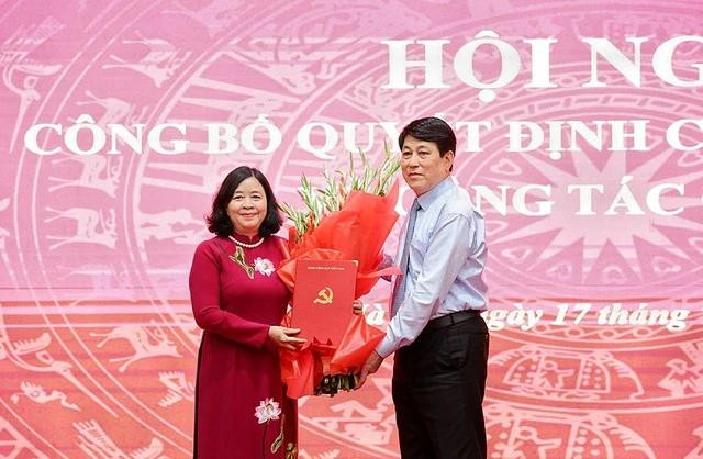 Thường trực Ban Bí thư Lương Cường trao quyết định và tặng hoa chúc mừng bà Bùi Thị Minh Hoài. ẢNH: KHẮC HIẾU Thường trực Ban Bí thư Lương Cường trao quyết định và tặng hoa chúc mừng bà Bùi Thị Minh Hoài. ẢNH: KHẮC HIẾU