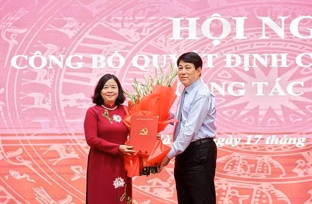 Thường trực Ban Bí thư Lương Cường trao quyết định và tặng hoa chúc mừng bà Bùi Thị Minh Hoài. ẢNH: KHẮC HIẾU