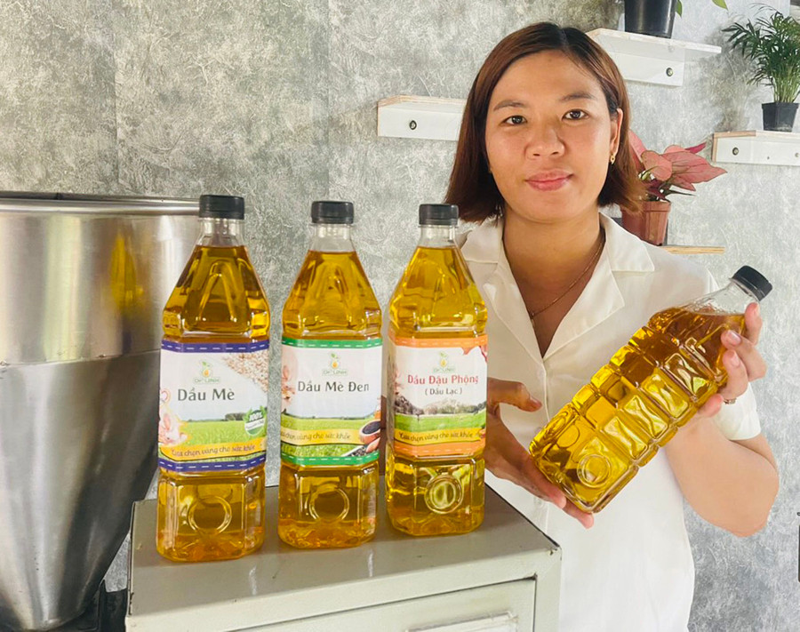 Sản phẩm dầu mè Doctor Linh được người tiêu dùng ưa chuộng. Ảnh: V.C