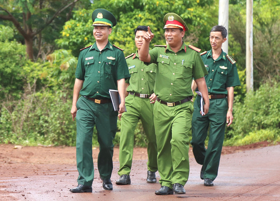 Thời gian qua, Công an 7 xã biên giới thường xuyên phối hợp với lực lượng Bộ đội Biên phòng tăng cường kiểm tra, kiểm soát địa bàn tạo sức mạnh trong đấu tranh phòng-chống tội phạm ma túy. Ảnh: H.T Thời gian qua, Công an 7 xã biên giới thường xuyên phối hợp với lực lượng Bộ đội Biên phòng tăng cường kiểm tra, kiểm soát địa bàn tạo sức mạnh trong đấu tranh phòng-chống tội phạm ma túy. Ảnh: H.T