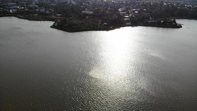 Ánh hoàng hôn trên hồ nước tại khu vực đảo nổi. Ảnh: Xuân Lâm Ánh hoàng hôn trên hồ nước tại khu vực đảo nổi. Ảnh: Xuân Lâm