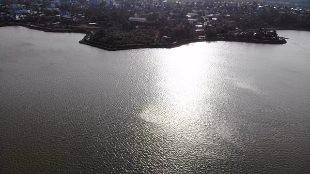 Ánh hoàng hôn trên hồ nước tại khu vực đảo nổi. Ảnh: Xuân Lâm