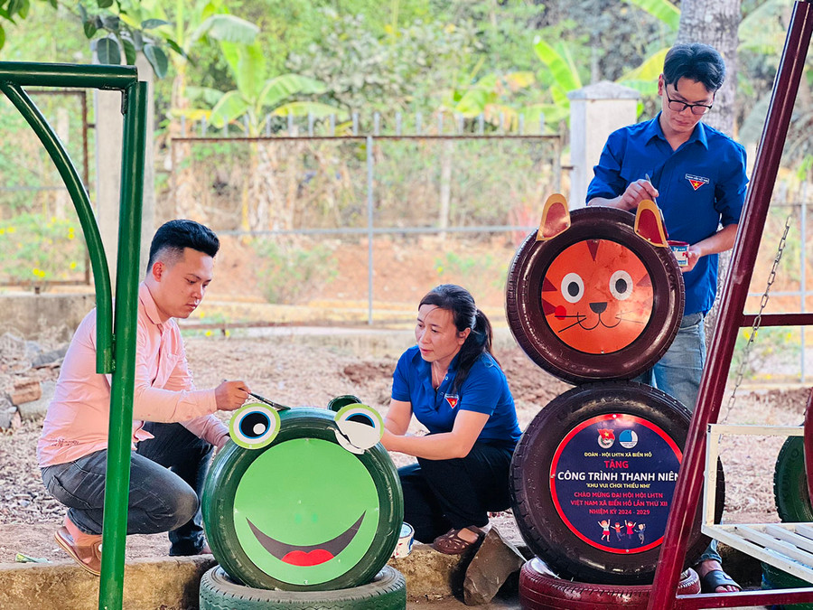 Công trình vui chơi từ lốp xe cũ mang lại sự thích thú cho thiếu nhi ở làng Ia Nueng, xã Biển Hồ, TP. Pleiku. Ảnh: M.N