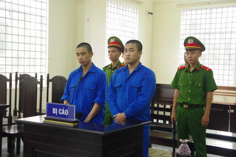 Huỳnh Văn Dương và Đỗ Trương Tịnh tại phiên tòa.