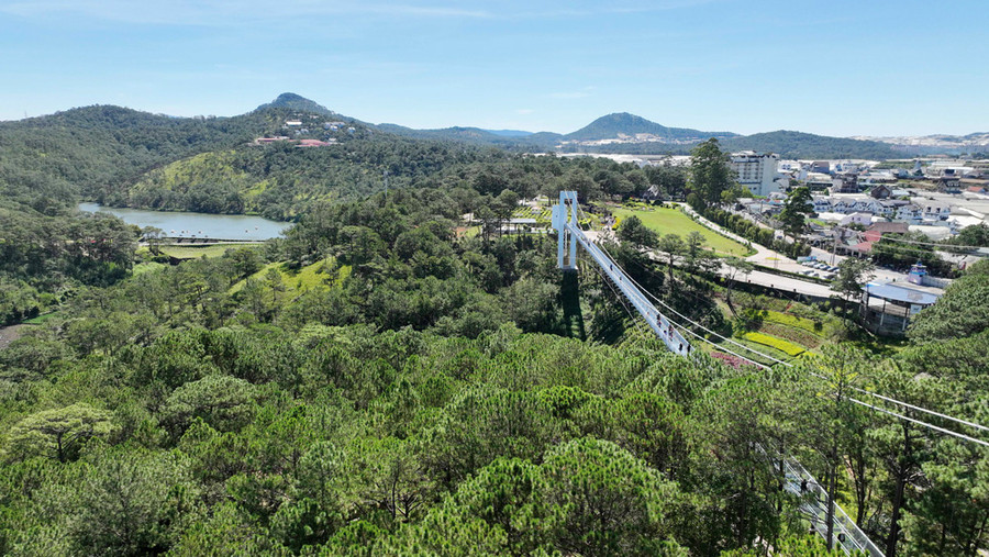 Cầu đáy kính Ngàn Thông nằm trong khuôn viên Khu du lịch Thung lũng Tình yêu là cầu kính đầu tiên ở Tây Nguyên vừa được Công ty Cổ phần Du lịch Thành Thành Công Lâm Đồng khánh thành và đón khách Cầu đáy kính Ngàn Thông nằm trong khuôn viên Khu du lịch Thung lũng Tình yêu là cầu kính đầu tiên ở Tây Nguyên vừa được Công ty Cổ phần Du lịch Thành Thành Công Lâm Đồng khánh thành và đón khách