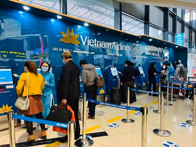 Nhiều hành khách không có nhu cầu ký gửi hành lý có thể làm thủ tục ngay tại các kiosk ở Nội Bài. Ảnh: HM