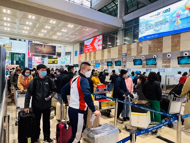 Thời gian làm thủ tục tại quầy ở sân bay Nội Bài được đánh giá khá nhanh nên dòng người không gây ùn ứ cục bộ những lúc cao điểm. Ảnh: HM