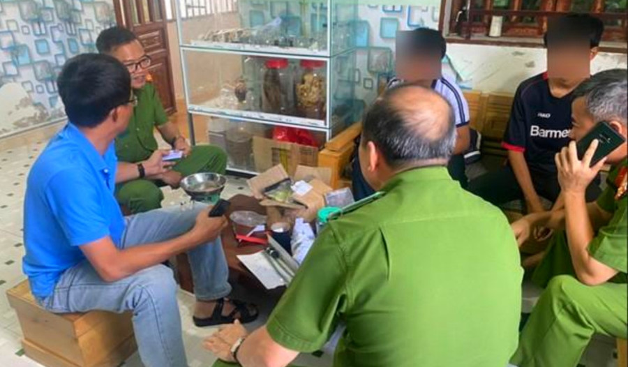 Cơ quan Công an TP Bảo Lộc làm việc và có biện pháp răng đe, giáo dục nhóm học sinh có hành vi tự chế pháo nổ