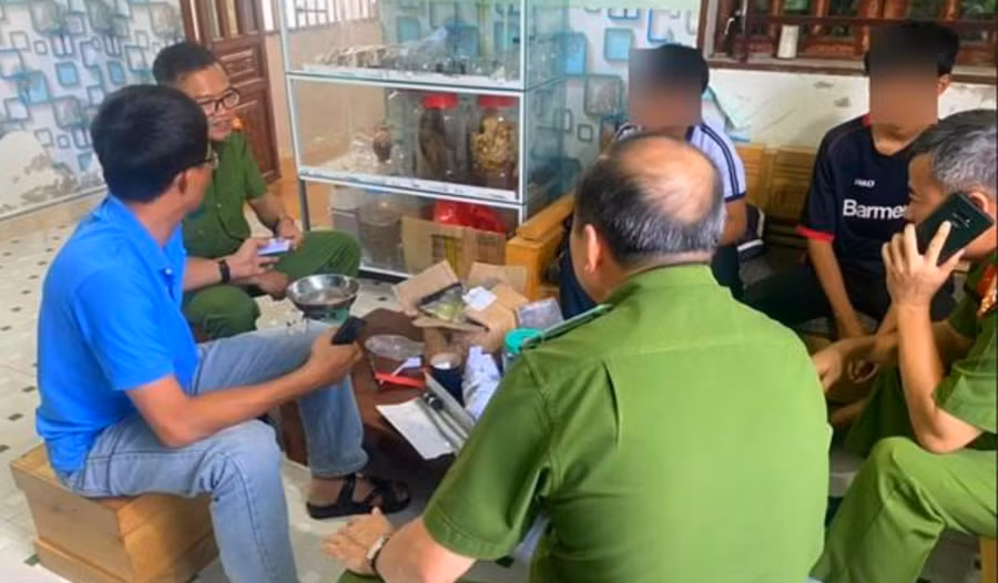 Cơ quan Công an TP Bảo Lộc làm việc và có biện pháp răng đe, giáo dục nhóm học sinh có hành vi tự chế pháo nổ