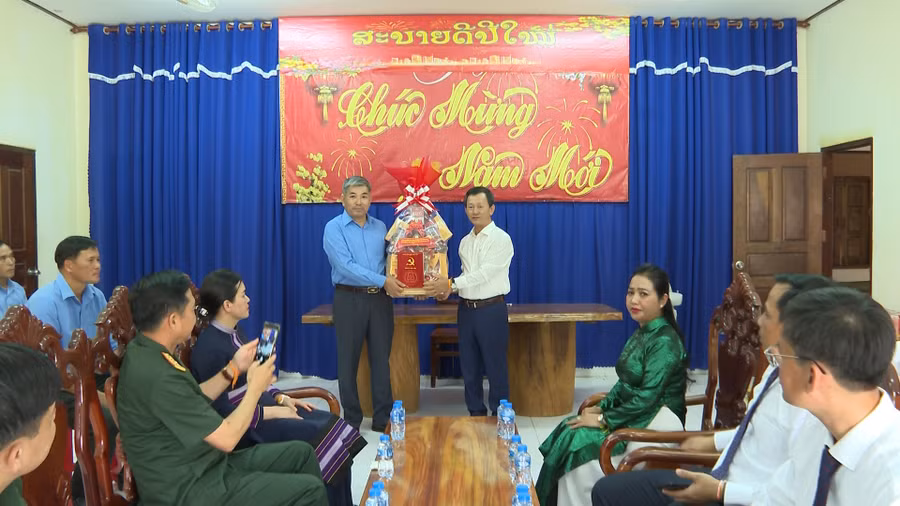 Thăm, tặng quà và động viên cán bộ, chiến sĩ Đội K53. Ảnh: TH Thăm, tặng quà và động viên cán bộ, chiến sĩ Đội K53. Ảnh: TH