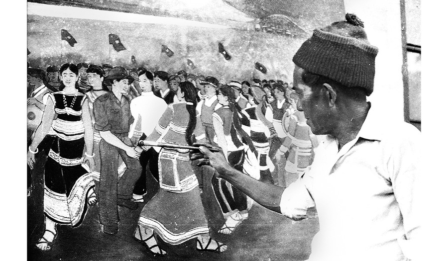 Họa sĩ Xu Man vẽ tranh cổ động tại Ty Văn hóa-Thông tin Gia Lai-Kon Tum, năm 1986. Ảnh: Trần Phong