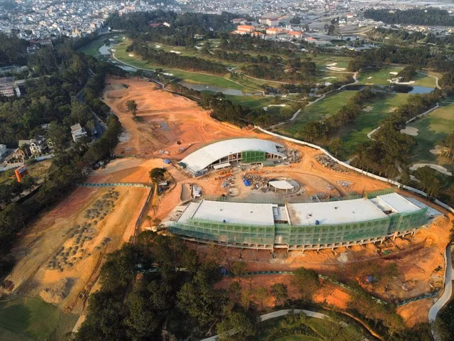 Tòa nhà câu lạc bộ Golf trong Đồi Cù Đà Lạt có nhiều sai phạm. Ảnh: BÁ DUY