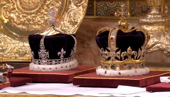 Vương miện Vua Charles III (phải) và vương miện Hoàng hậu Vương miện Vua Charles III (phải) và vương miện Hoàng hậu