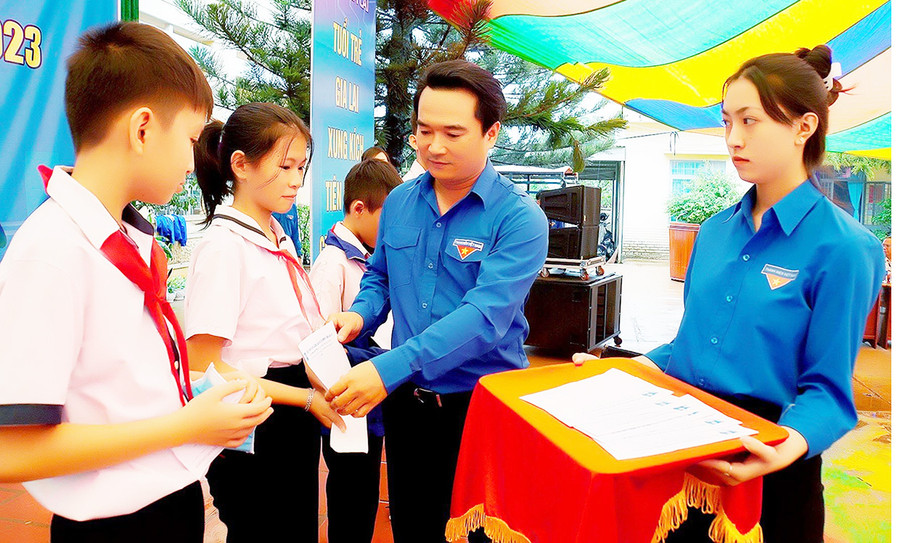 Anh Đỗ Duy Nam-Phó Bí thư Tỉnh Đoàn, Chỉ huy trưởng Chiến dịch Thanh niên tình nguyện hè tặng học bổng cho các em học sinh ở huyện Đức Cơ. Ảnh: Đ.T Anh Đỗ Duy Nam-Phó Bí thư Tỉnh Đoàn, Chỉ huy trưởng Chiến dịch Thanh niên tình nguyện hè tặng học bổng cho các em học sinh ở huyện Đức Cơ. Ảnh: Đ.T