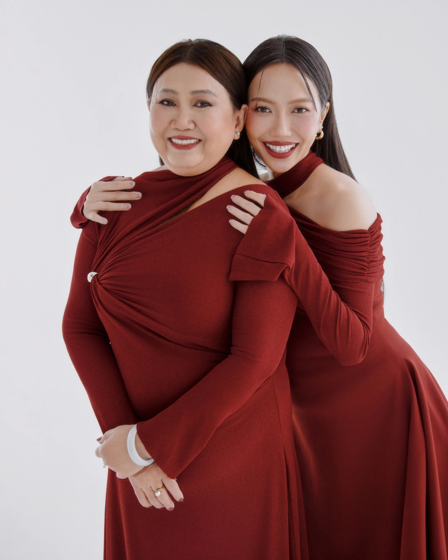 Trong bộ ảnh lần này, Diệu Nhi và mẹ ruột cũng muốn truyền tải nguồn năng lượng vui tươi đến mọi người. Ở từng khung hình, hai mẹ con nữ diễn viên 9X luôn nở nụ cười rạng rỡ. Ảnh:Trí Nghĩa 5- Trong bộ ảnh lần này, Diệu Nhi và mẹ ruột cũng muốn truyền tải nguồn năng lượng vui tươi đến mọi người. Ở từng khung hình, hai mẹ con nữ diễn viên 9X luôn nở nụ cười rạng rỡ. Ảnh:Trí Nghĩa 5-