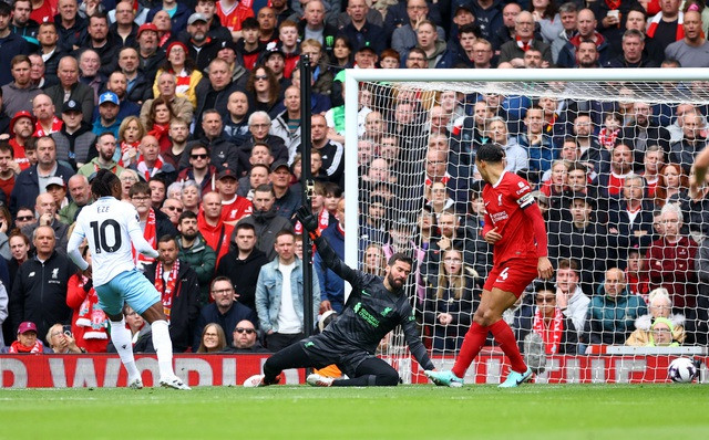 Eberechi Eze ghi bàn cho Crystal Palace ở phút 14