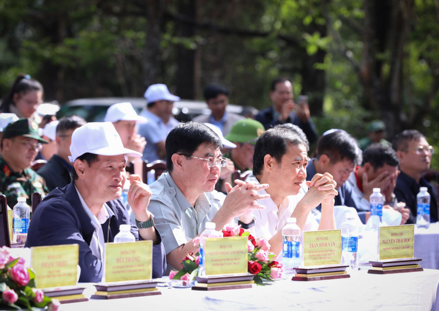 Các đồng chí: Nguyễn Thái Học - Quyền Bí thư Tỉnh ủy; Trần Đình Văn – Phó Bí thư Thường trực Tỉnh ủy và Nguyễn Trọng Ánh Đông - Ủy viên Ban Thường vụ, Trưởng Ban Tổ chức Tỉnh ủy tham dự lễ phát động Các đồng chí: Nguyễn Thái Học - Quyền Bí thư Tỉnh ủy; Trần Đình Văn – Phó Bí thư Thường trực Tỉnh ủy và Nguyễn Trọng Ánh Đông - Ủy viên Ban Thường vụ, Trưởng Ban Tổ chức Tỉnh ủy tham dự lễ phát động