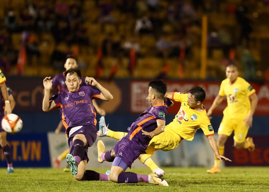 Ngọc Quang mở tỷ số đẹp mắt cho HAGL. Ảnh: Tuấn Hữu