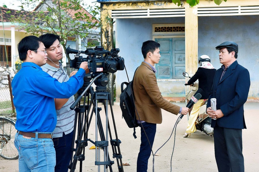 Phóng viên tác nghiệp tại cơ sở. Ảnh: Đức Thụy